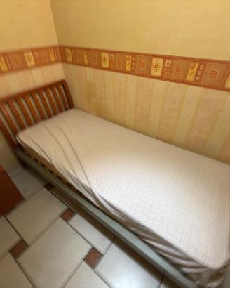 letto singolo in legno color ciliegio