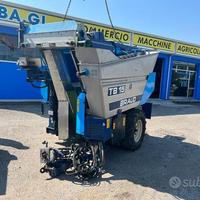 Vendemmiatrice trainata New Holland braud TB 15