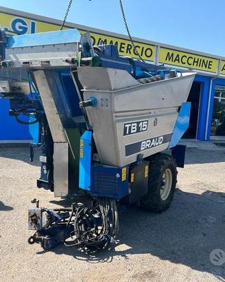 Vendemmiatrice trainata New Holland braud TB 15