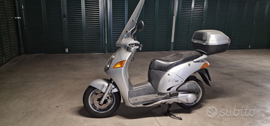 Scooter con bauletto e parabrezza