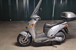 Scooter con bauletto e parabrezza