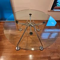 Tavolo Nomos di Tecno disegnato da Norman Foster