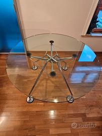 Tavolo Nomos di Tecno disegnato da Norman Foster