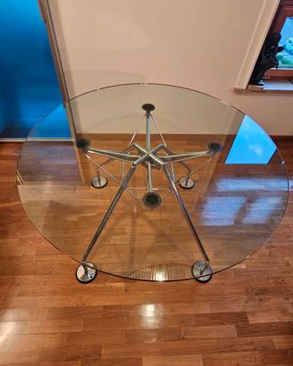 Tavolo Nomos di Tecno disegnato da Norman Foster