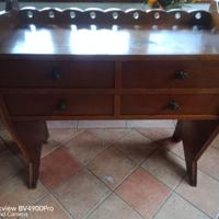 Mobiletto vintage stile e dettagli insoliti