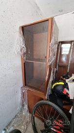 Vetrinetta in legno con ante in vetro e base
