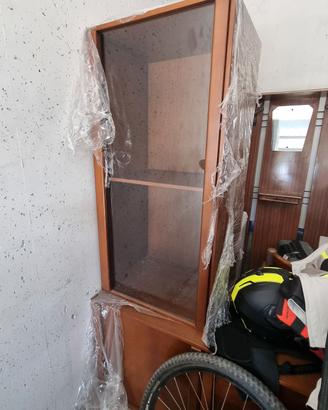 Vetrinetta in legno con ante in vetro e base