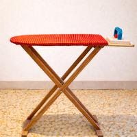 Asse da stiro giocattolo pieghevole con ferro