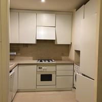 Cucina a U fatta da mobiliere