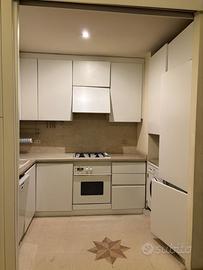 Cucina a U fatta da mobiliere