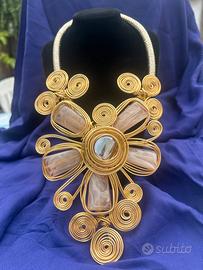 Collana elegante in alluminio color oro