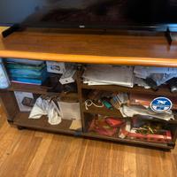 Mobile in legno con vetrinetta e rotelle