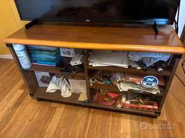 Mobile in legno con vetrinetta e rotelle