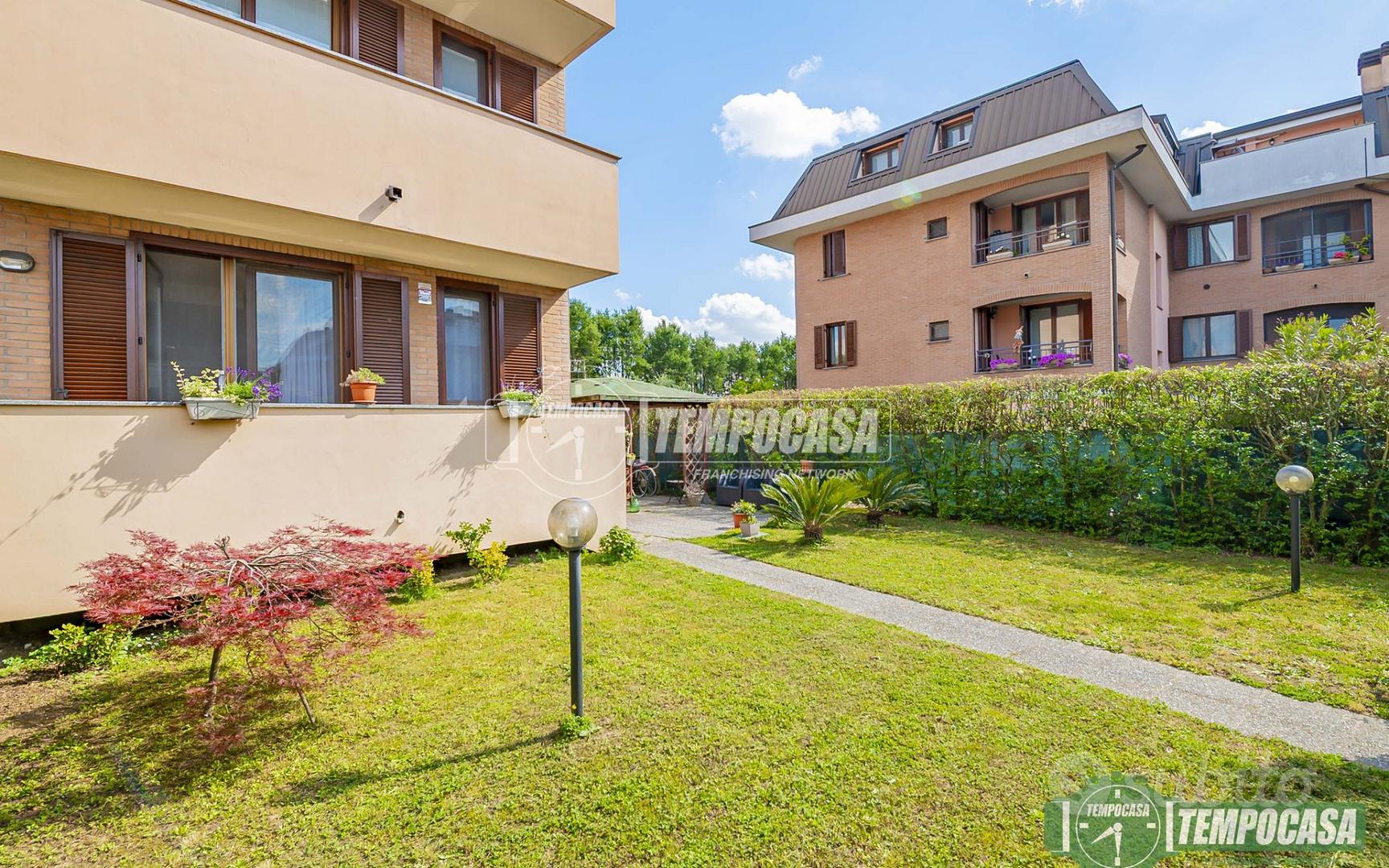 TRE LOCALI DOPPI SERVIZI CON GIARDINO E POSTO AUTO - Vista 2