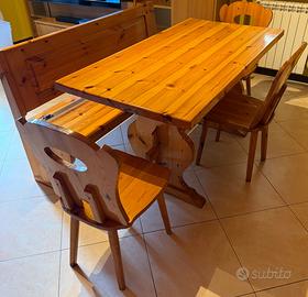 Tavolo da pranzo in legno massello con sedie