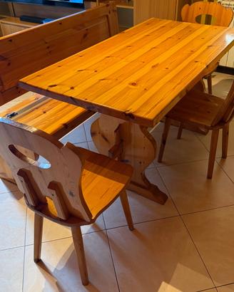 Tavolo da pranzo in legno massello con sedie