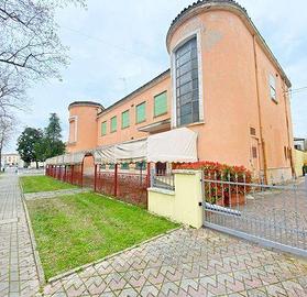 Palazzo / Stabile di 480 m² con più di 5 locali a 