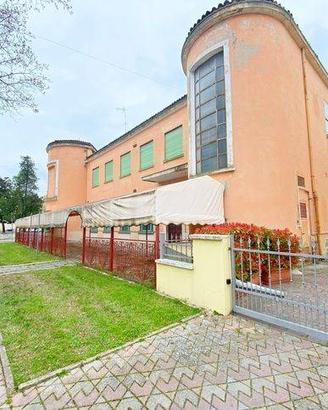 Palazzo / Stabile di 480 m² con più di 5 locali a 