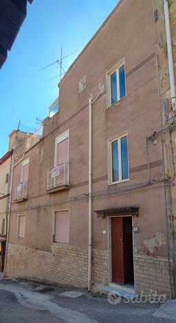 Edificio residenziale 2 appartamenti più terrazza