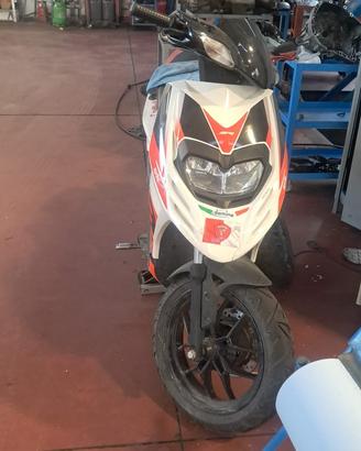 motorino aprilia sr del 2021.   50 due tempi