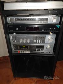 Stereo Pioneer con casse acustiche.