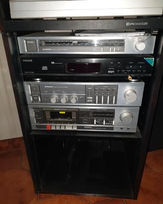 Stereo Pioneer con casse acustiche.
