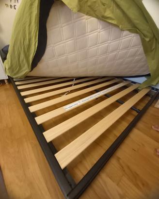 Stuttura letto matrimoniale bassa con materasso