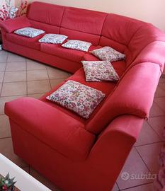 Divano colore rosa in tessuto di alcantara