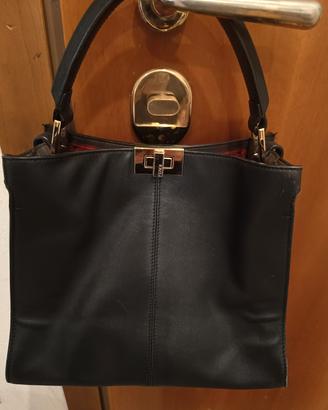 fendi peekaboo in pelle con tracolla 