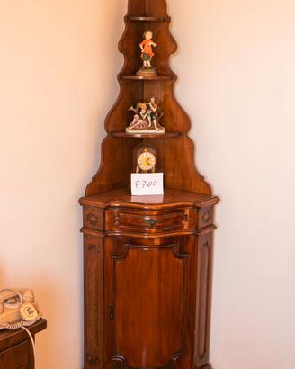 Angoliera in stile classico