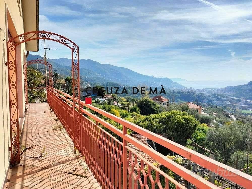 Villa di 360 m² con più di 5 locali e posto auto a - Vista 2