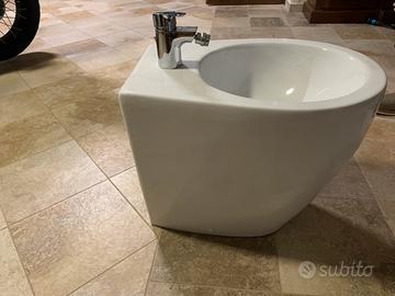bidet filo muro ceramica