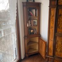 Angoliera con vetrina in stile classico