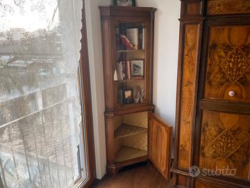 Angoliera con vetrina in stile classico