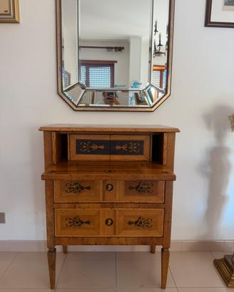 Mobile a ribalta / scrittoio in legno intarsiato