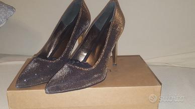 Decolte' a punta di colore scuro dorato