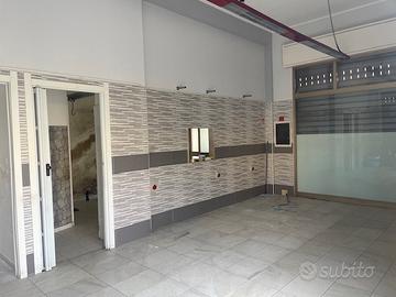 Grottasanta basso commerciale 6 vetrine