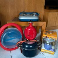 Set di stoviglie, lampada e fornello da campeggio