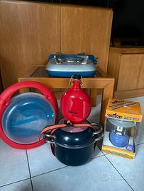 Set di stoviglie, lampada e fornello da campeggio