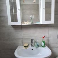 lavandino e mobiletto con specchio bagno