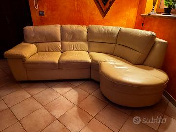 Divano in pelle beige 4 posti.