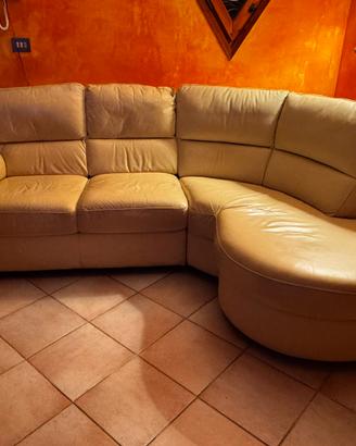 Divano in pelle beige 4 posti.