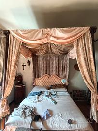 Letto antico a baldacchino 