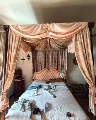 Letto antico a baldacchino 