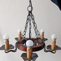 Lampadario rustico in legno e ferro stile taverna