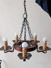 Lampadario rustico in legno e ferro stile taverna