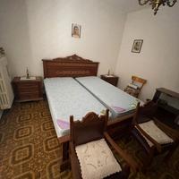 letto matrimoniale e comodini 