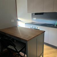 Isola cucina / tavolo alto con piano in legno