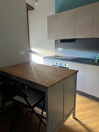 Isola cucina / tavolo alto con piano in legno