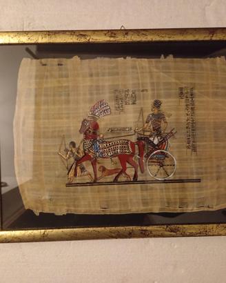 Caratteristico quadro ricordo vintage con papiro.